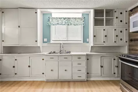 Kitchen - 324 N Cherry St, Harrison, AR 72601 photo 2 of 2