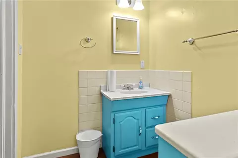 Bath - 324 N Cherry St, Harrison, AR 72601 photo 2 of 5
