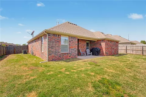 940 Silverthorn Dr, Centerton, AR 72719 photo 2