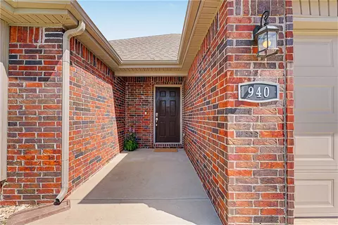 940 Silverthorn Dr, Centerton, AR 72719 photo 4