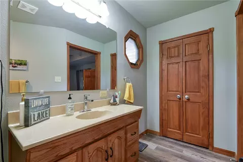 Bath - 27527 Hock Ln, Eagle Rock, MO 65641 photo 2 of 6