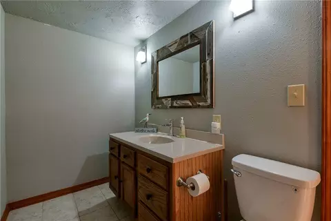 Bath - 27527 Hock Ln, Eagle Rock, MO 65641 photo 5 of 6