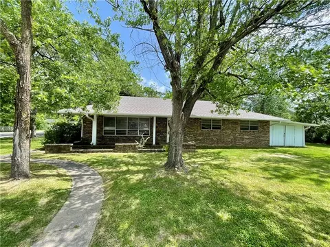 1607 Mcray Ave, Springdale, AR 72762