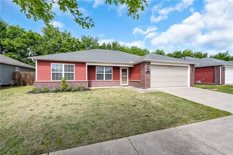1223 S Springfield Dr, Fayetteville, AR 72704