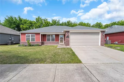 1223 S Springfield Dr, Fayetteville, AR 72704