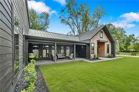 715 NW 8th St, Bentonville, AR 72712