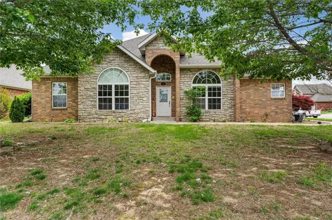 306 Camelot Dr, Rogers, AR 72756