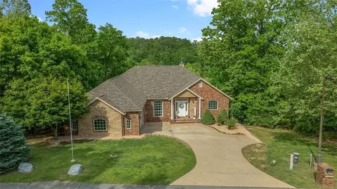 9877 Admiral Dr, Rogers, AR 72756