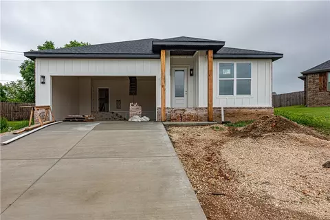821 Pinnacle St, Prairie Grove, AR 72753