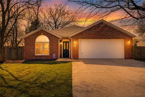1451 Greenleaf Dr, Fayetteville, AR 72704