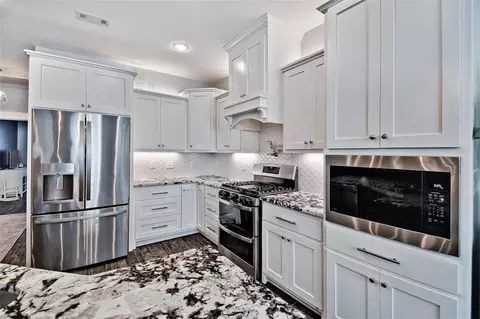 Kitchen - 10125 Raindrop Ln, Gravette, AR 72736 photo 2 of 5