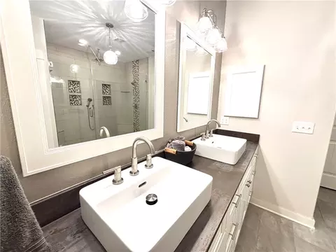 Bath - 10125 Raindrop Ln, Gravette, AR 72736 photo 3 of 6