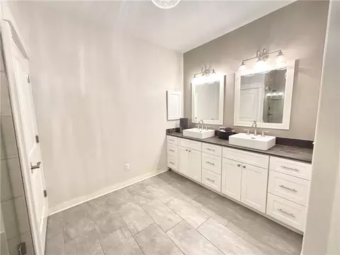 Bath - 10125 Raindrop Ln, Gravette, AR 72736 photo 2 of 6