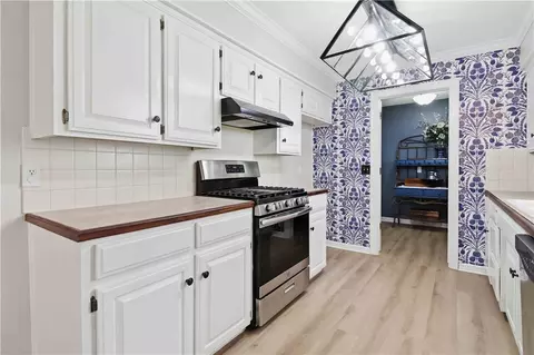 Kitchen - 1908 Robyn Rd, Springdale, AR 72762 photo 1 of 2