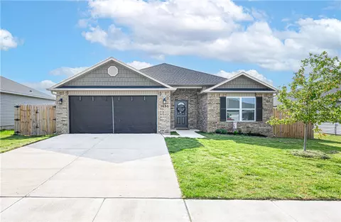 1633 Ace Ave, Gentry, AR 72734