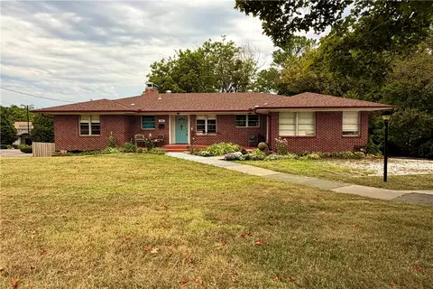 2227 N College Ave, Fayetteville, AR 72703