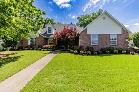 1986 N Bridgeport Dr, Fayetteville, AR 72704