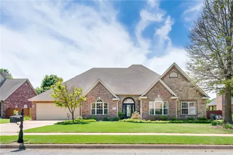 1619 E Winfield Dr, Fayetteville, AR 72703