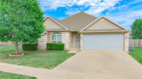 382 N Drewrys Bluff Dr, Fayetteville, AR 72704