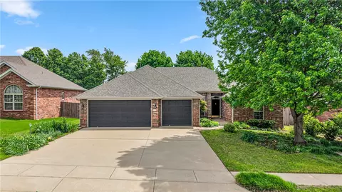 215 Dawn Dr, Centerton, AR 72719