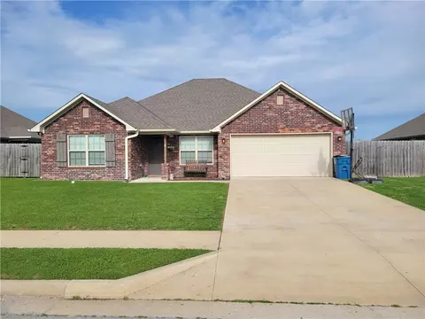 828 Brook St, Gentry, AR 72734