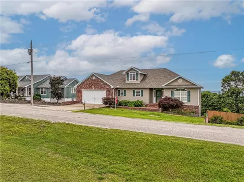 17 La Costa Dr, Holiday Island, AR 72631