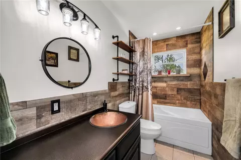 Bath - 9268 Amy Dr, Springdale, AR 72762 photo 5 of 5