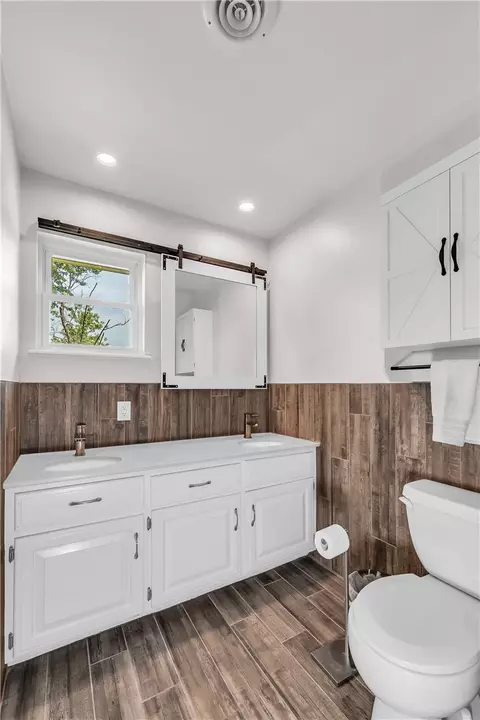 Bath - 9268 Amy Dr, Springdale, AR 72762 photo 1 of 5