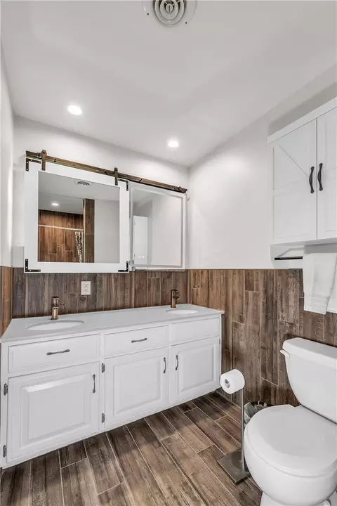 Bath - 9268 Amy Dr, Springdale, AR 72762 photo 2 of 5