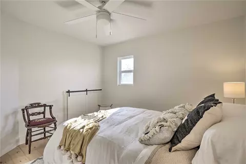 Bedroom - 27258 Sunset Beach Ln, Eagle Rock, MO 65641 photo 6 of 8