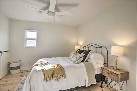 Bedroom - 27258 Sunset Beach Ln, Eagle Rock, MO 65641 photo 5 of 8