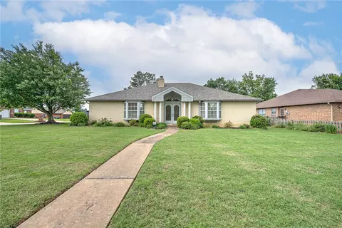 210 Lyndal Ln, Bentonville, AR 72712