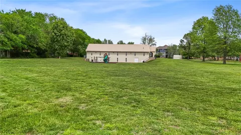 928 E Don Tyson Pkwy, Springdale, AR 72764