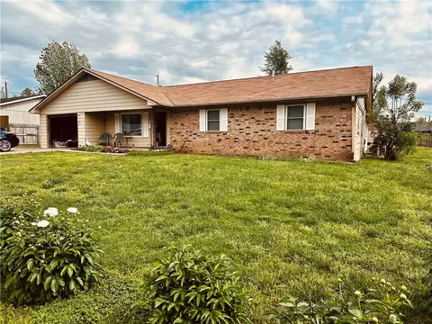 610 Royal Ln, Bentonville, AR 72712