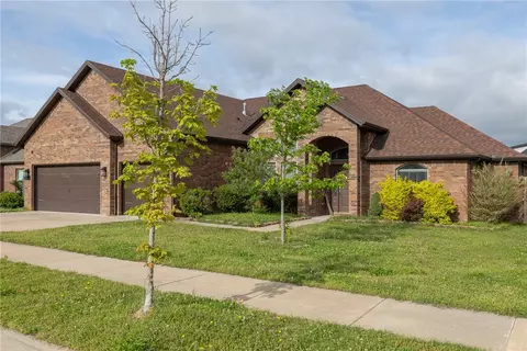433 Snyders Bluff Dr, Fayetteville, AR 72704