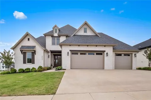 8002 W Dorchester St, Rogers, AR 72758