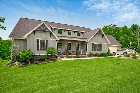 8 Hawthorn Ln, Bella Vista, AR 72715