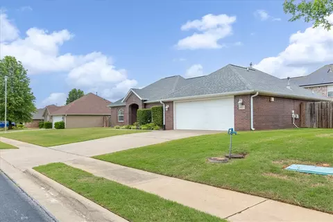 Exterior - 805 Irelan St, Lowell, AR 72745 photo 4 of 8