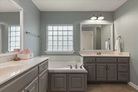 Bath - 805 Irelan St, Lowell, AR 72745 photo 2 of 3