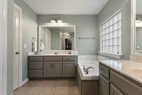 Bath - 805 Irelan St, Lowell, AR 72745 photo 3 of 3