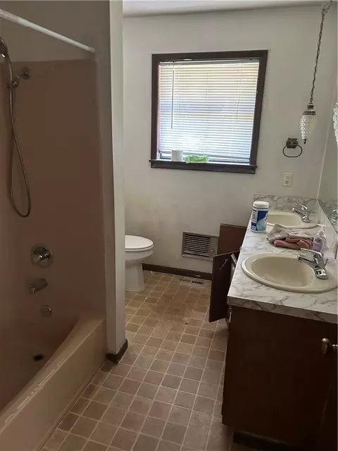 Bath - 5087 Maris Loop, Harrison, AR 72601 photo 1 of 2