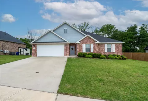 906 E Fallon St, Siloam Springs, AR 72761