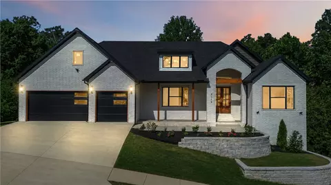 2005 NE Chaucer St, Bentonville, AR 72712