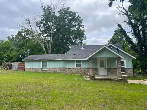 202 Parrott Dr, Huntsville, AR 72740