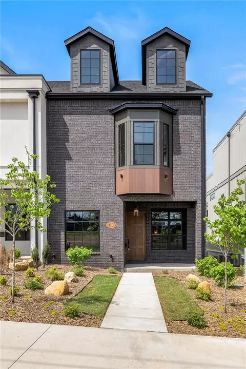 1033 NW A St, Bentonville, AR 72712