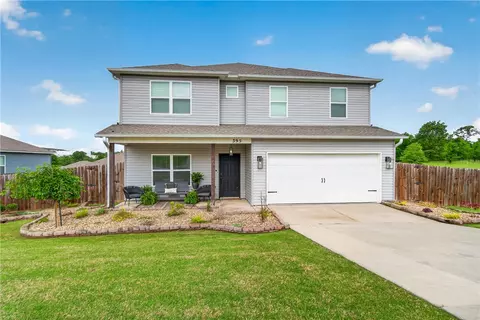 395 Worley St, Huntsville, AR 72740