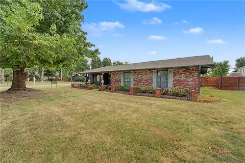 608 B St, Bentonville, AR 72712