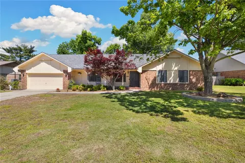 701 S Chateau Dr, Rogers, AR 72758