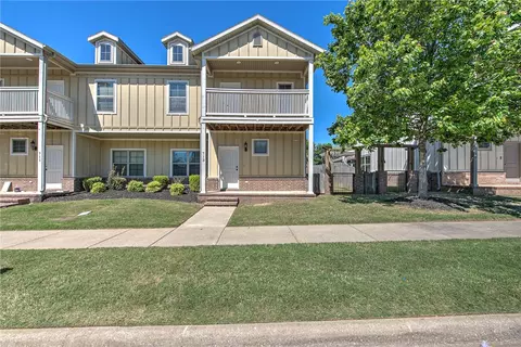 713 N Wordsworth Ln, Fayetteville, AR 72704