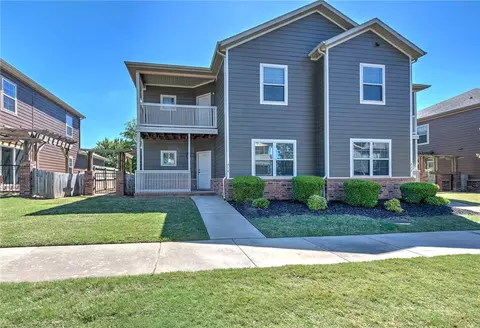 714 N Wordsworth Ln, Fayetteville, AR 72704